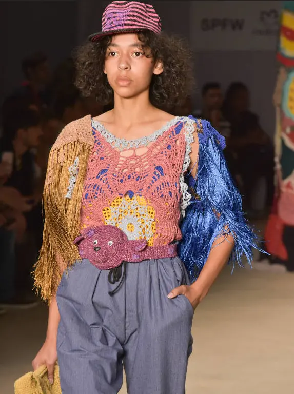 Modelo usando blusa crochê colorido