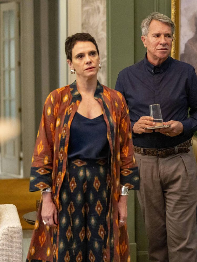 Malu Galli usando blusa azul-marinho, kimono marrom étnico e calça étnica