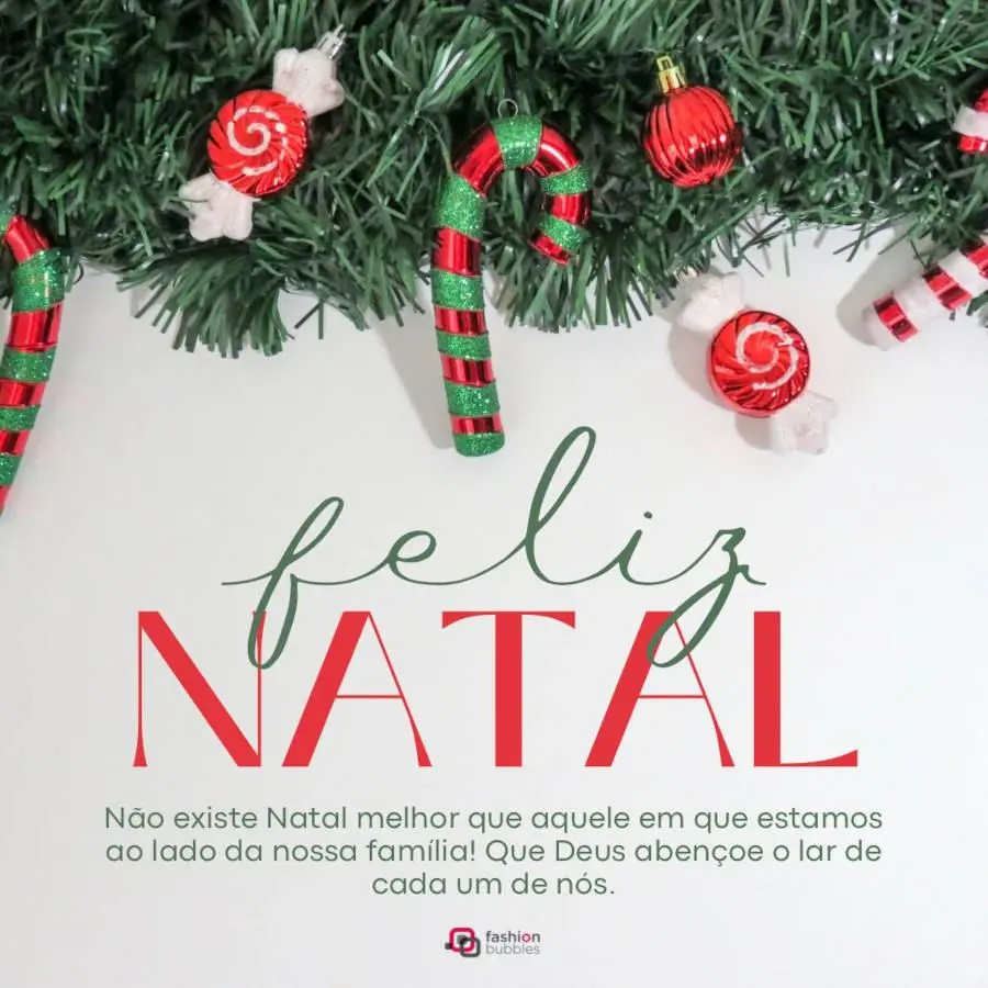 Cartão virtual de fundo bege com enfeites natalinos e frase "Não existe Natal melhor que aquele em que estamos ao lado da nossa família! Que Deus abençoe o lar de todos nós."