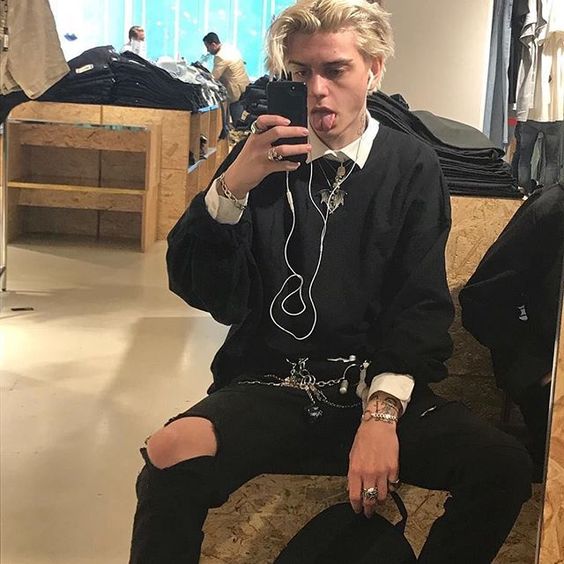 Electronic boys representam um novo estilo que tem feito sucesso nas redes sociais Saiba tudo sobre o e-boy