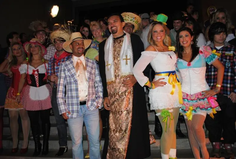 Padre de festa junina com quadrilha