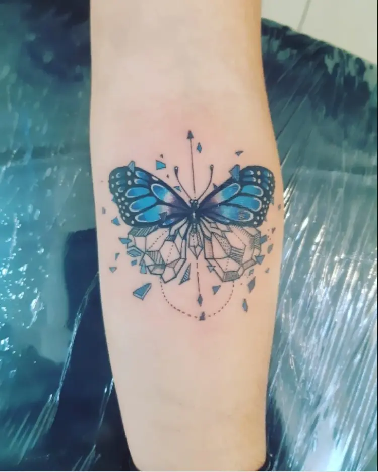 Tatuagem feminina no braço: Borboleta 