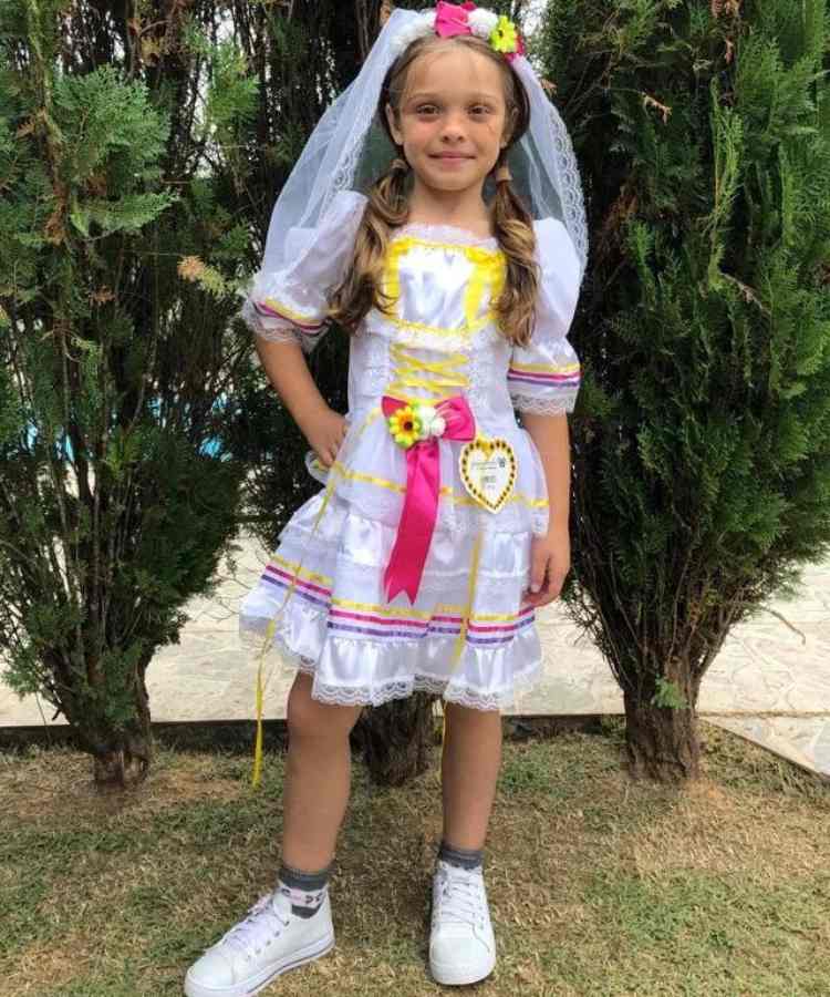 Menina usando vestido junino de noiva