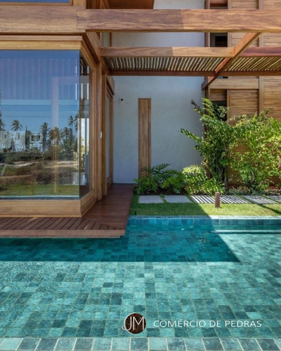 Piscina com revestimento de pedras naturais.