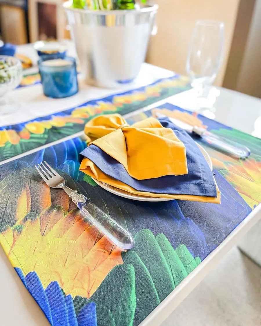 Mesa decorada em azul e amarelo.