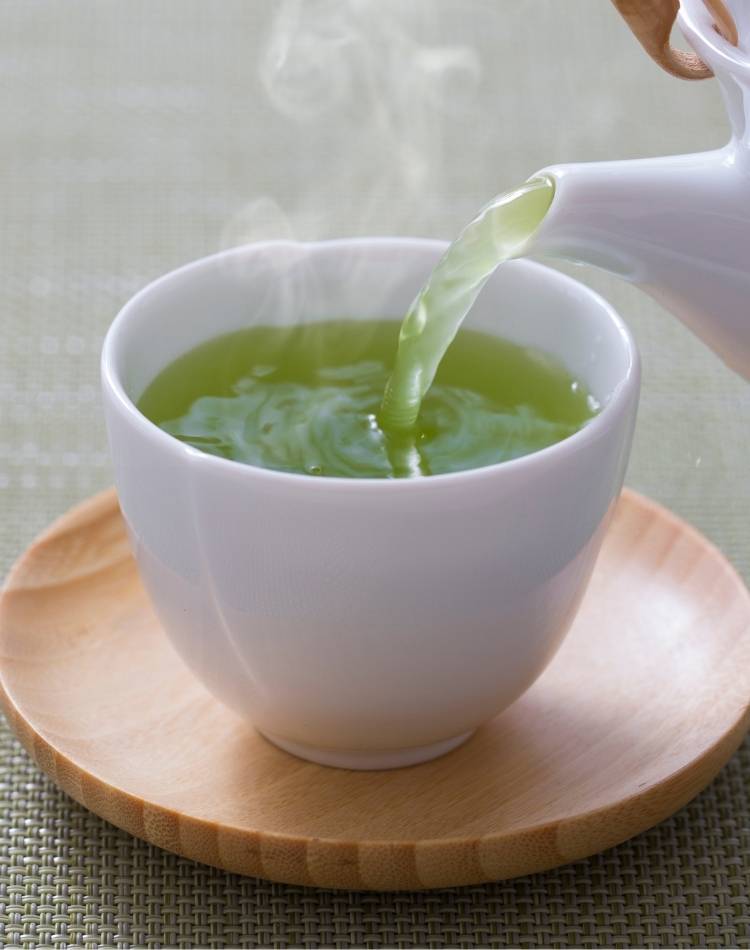 Chá verde sendo servido. Chá verde.