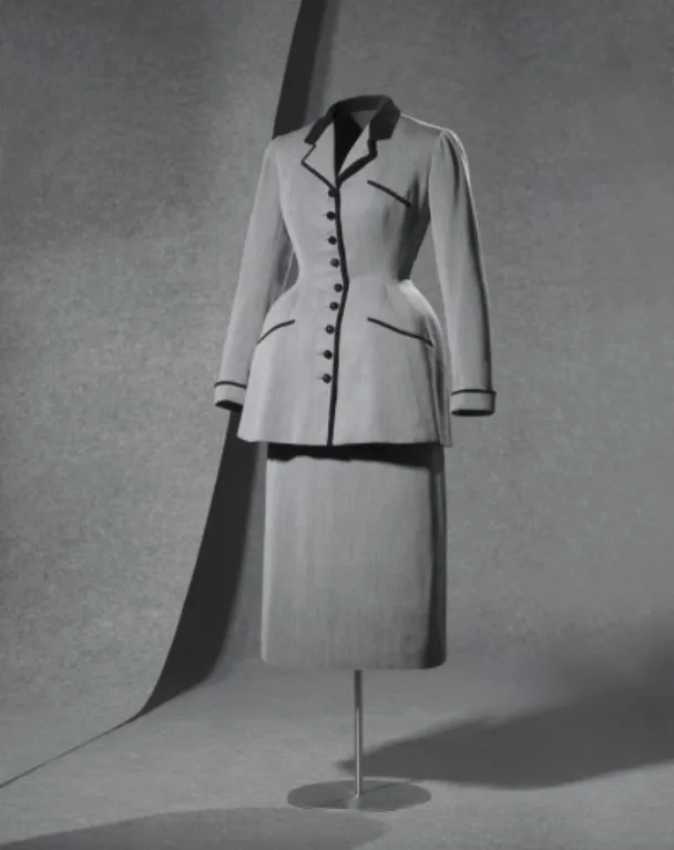 Conjunto em alfaiataria de lã cinza mármore e gola de seda preta da década de 40 de Cristóbal Balenciaga.