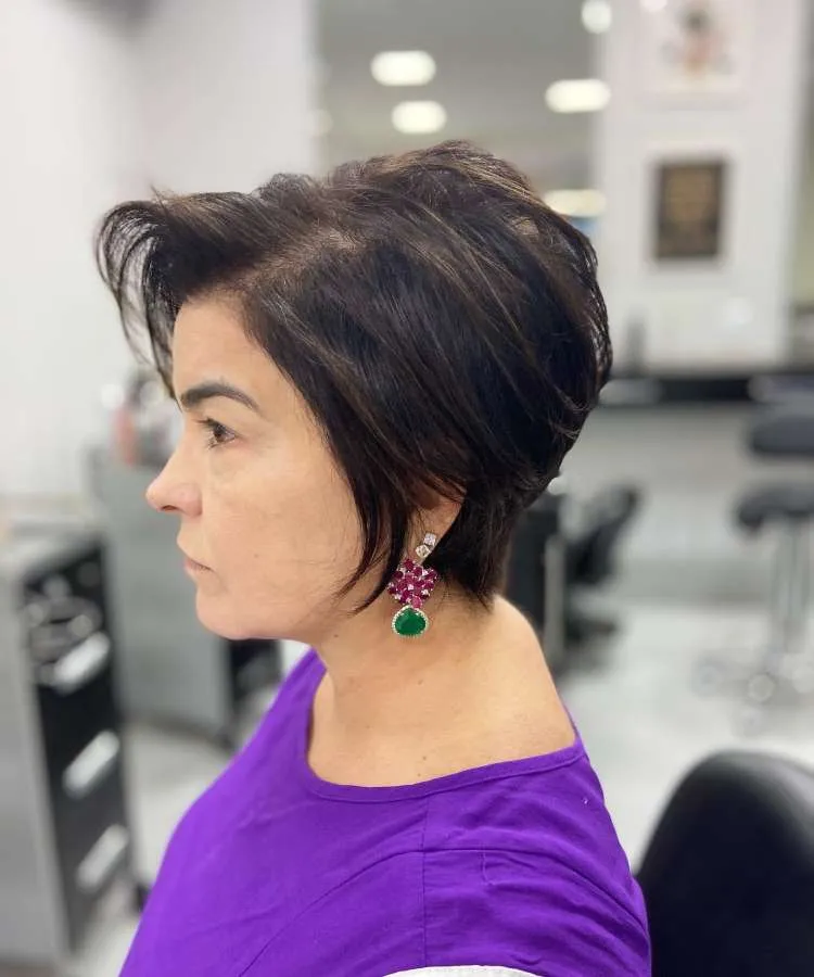 Corte curto para senhoras liso castanho escuro com franja lateral