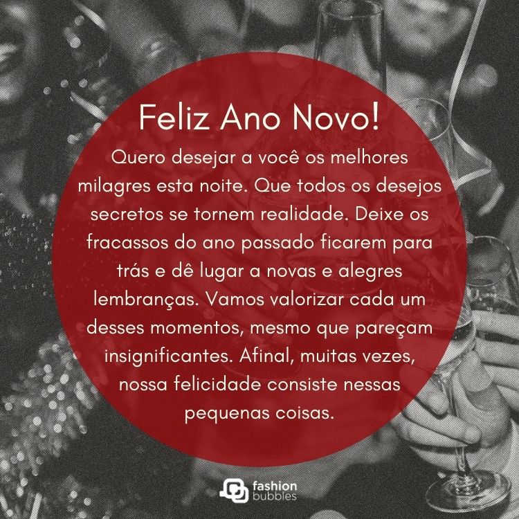 Foto em branco e preto de pessoas brindando e círculo vermelho ao centro com frase: Feliz Ano Novo! Quero desejar a você os melhores milagres esta noite. Que todos os desejos secretos se tornem realidade. Deixe os fracassos do ano passado ficarem para trás e dê lugar a novas e alegres lembranças. Vamos valorizar cada um desses momentos, mesmo que pareçam insignificantes. Afinal, muitas vezes, nossa felicidade consiste nessas pequenas coisas.