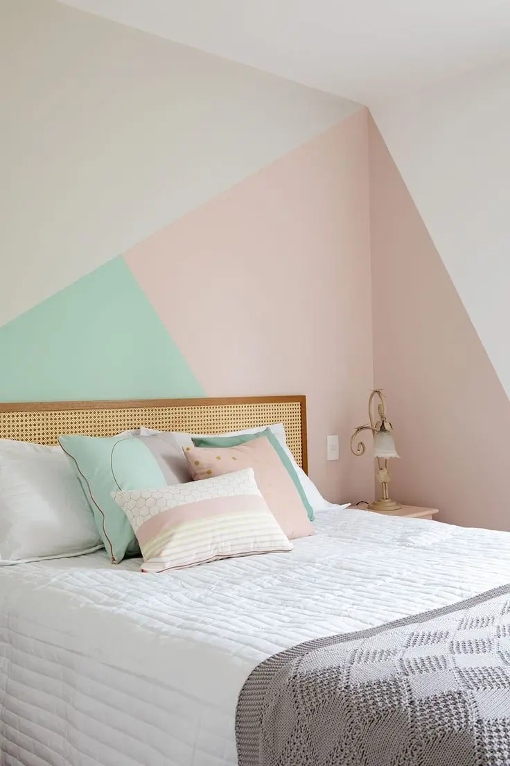 Quarto de casal com parede geométrica