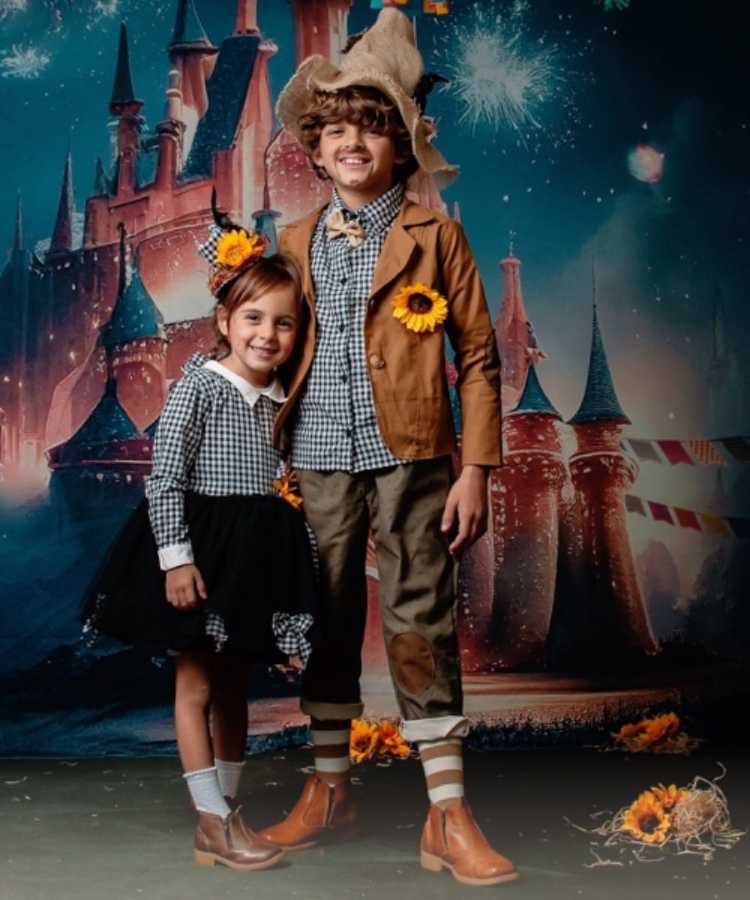 Menino e menina de festa junina, trajes inspirados nos contos Wandinha e Frankstein