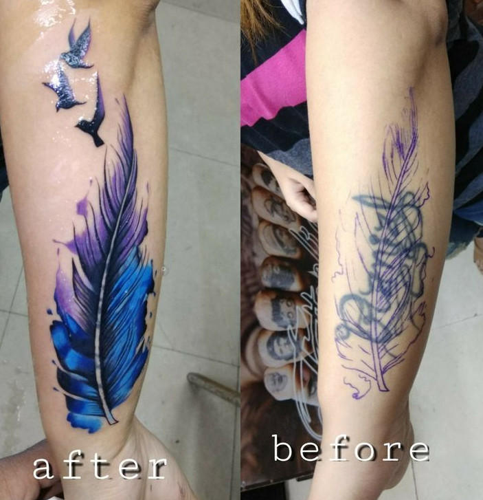 cobertura de tatuagem na perna, onde um nome foi coberto por uma pena.