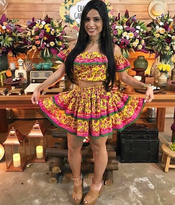 Mulher com vestido de festa junina de chita