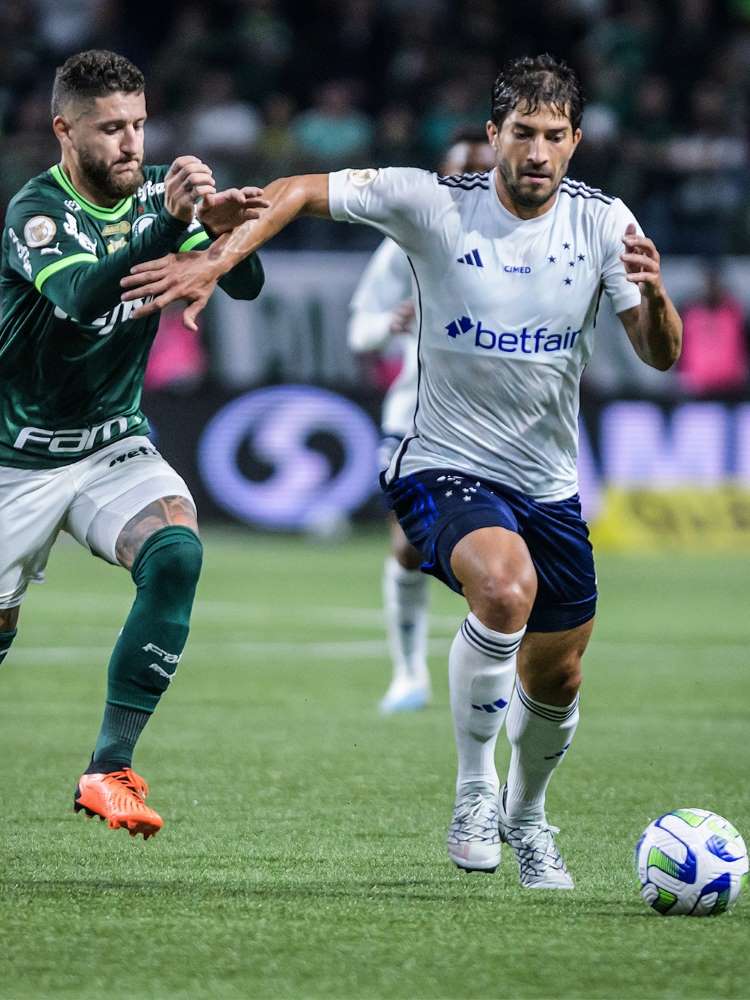 Zé Rafael, do Palmeiras, disputando bola com Lucas Silva, do Cruzeiro.