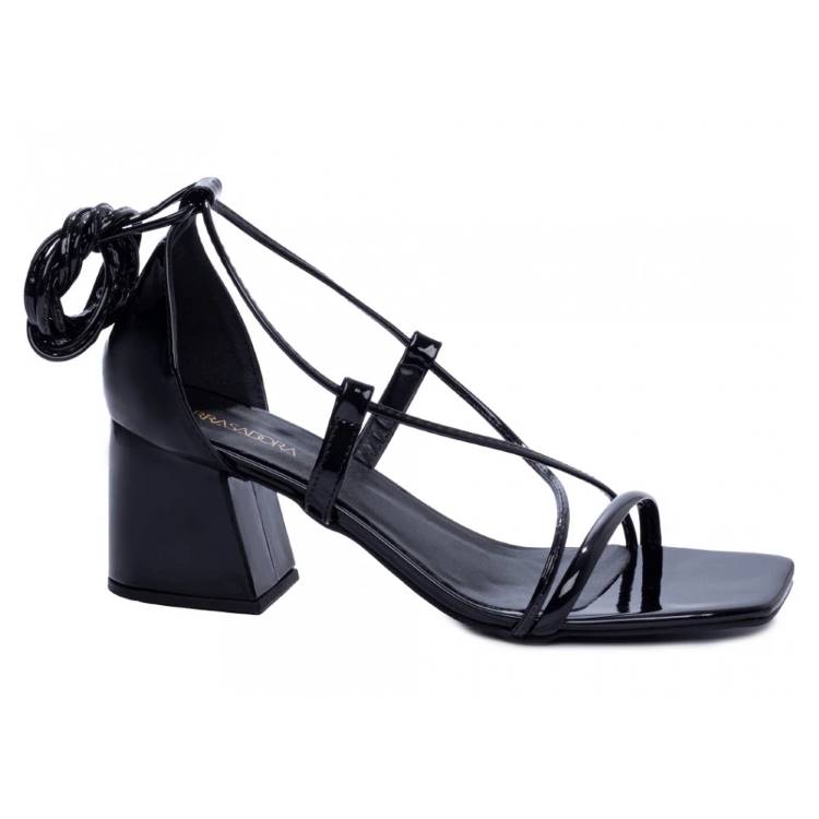 Uma sandália feminina preta de tiras finas e brilhantes, com bico quadrado e salto bloco médio, é apresentada. As tiras de amarrar no tornozelo adicionam um toque moderno a este elegante sapato feminino tamanho grande, perfeito para diversas ocasiões.