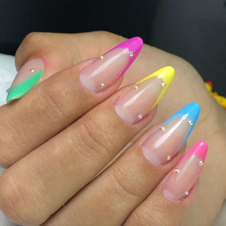 Unhas decoradas para o Carnaval coloridas e com pedrinhas.