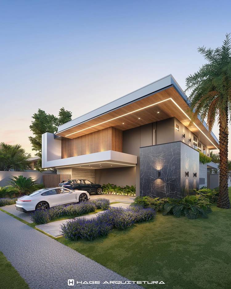 Fachada de casa moderna, com design limpo e linhas retas, possui uma garagem aberta e um jardim bem cuidado na frente. A casa tem paredes brancas e detalhes em madeira, dois carros na garagem, uma entrada iluminada por luminárias artísticas e um andar superior que se projeta para fora.