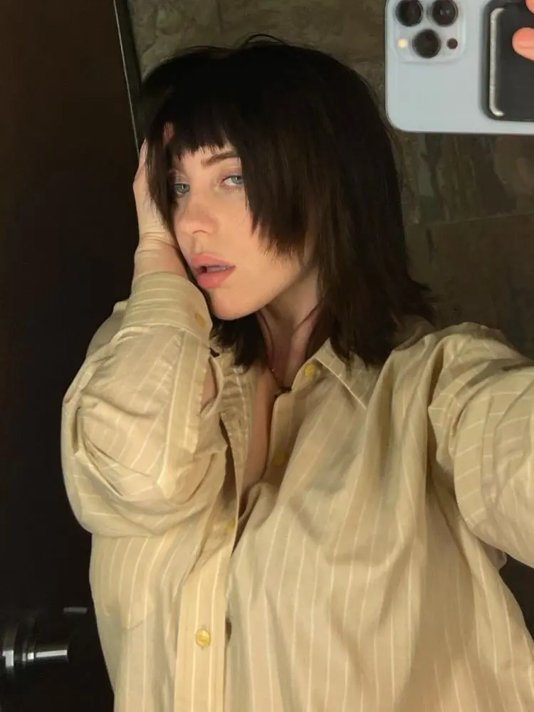 Billie Eilish de look bege e hime cut 
