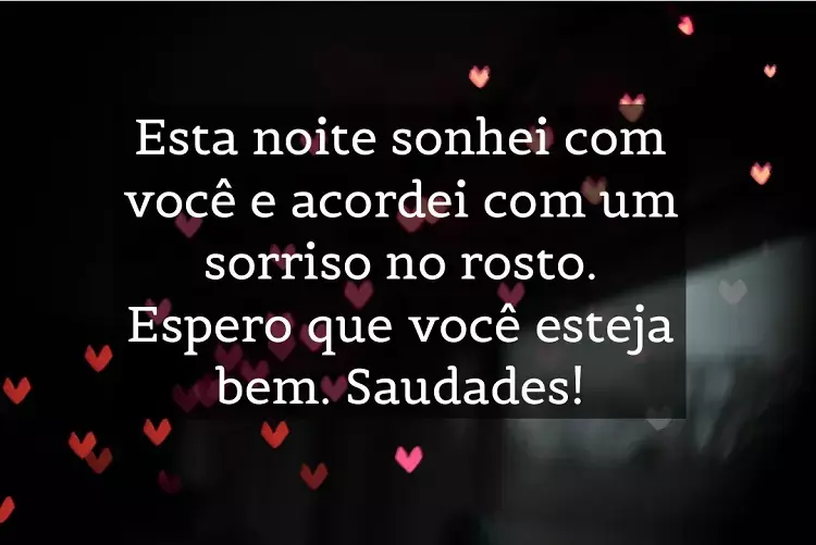 Cartão virtual de fundo escuro com corações e frase: Esta noite sonhei com você e acordei com um sorriso no rosto. Espero que você esteja bem. Saudades! 