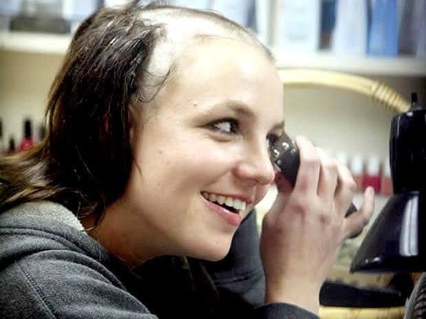  Britney Spears em crise raspa a cabeça