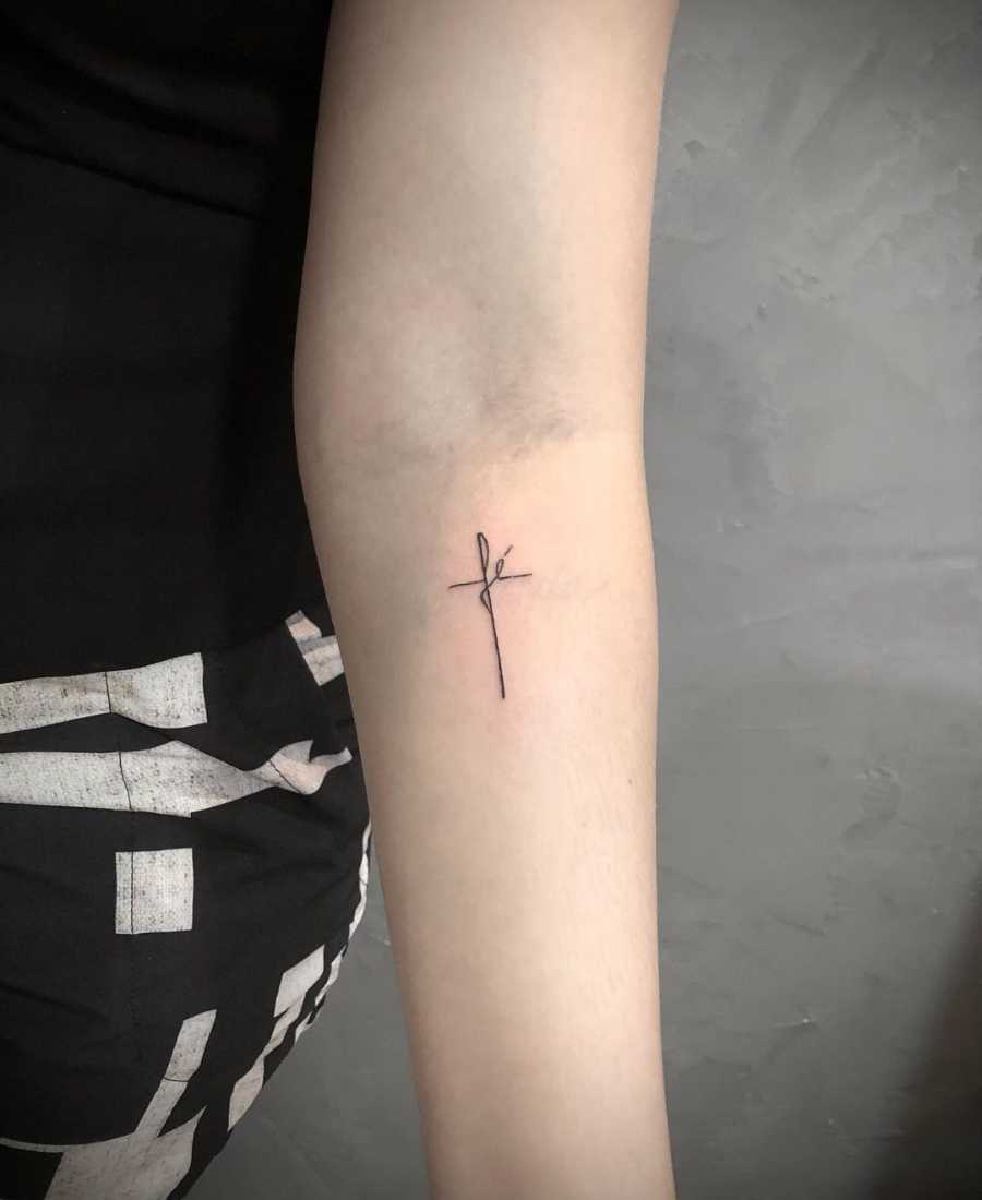Foto de tattoo com a palavra fé.