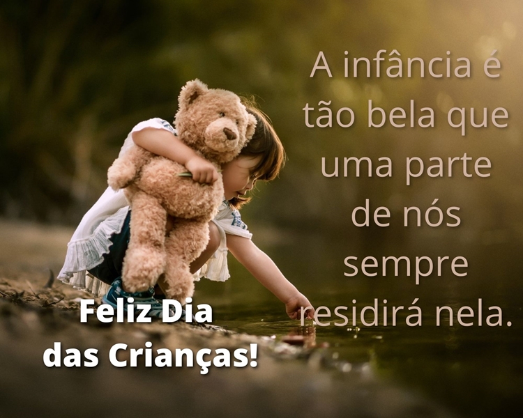 Foto de menina com urso de pelúcia e frase "A infância é tão bela que uma parte de nós sempre residirá nela. Feliz Dia das Crianças!"