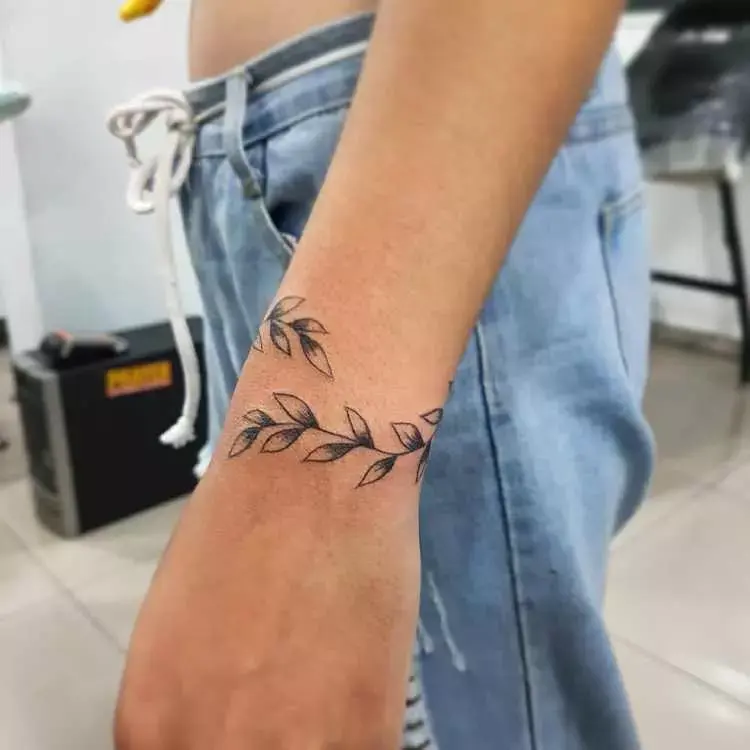tatuagem ao redor do pulso de ramos sombreados