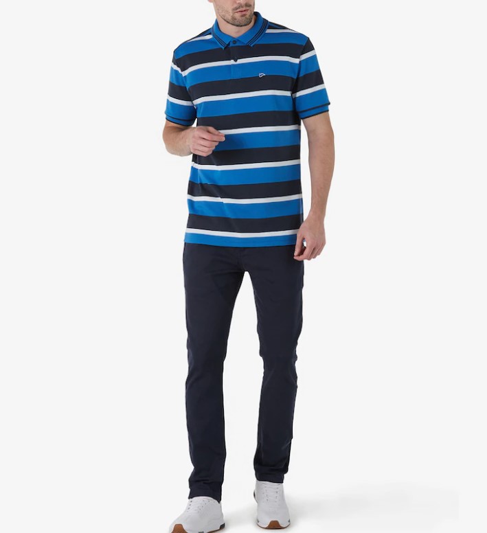 Homem de blusa polo listrada azul, jeans, e tênis branco