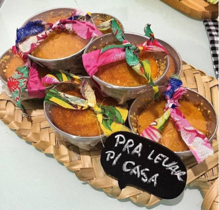 A imagem representa mini bolinhos em forma decorados com pedaço de tecido