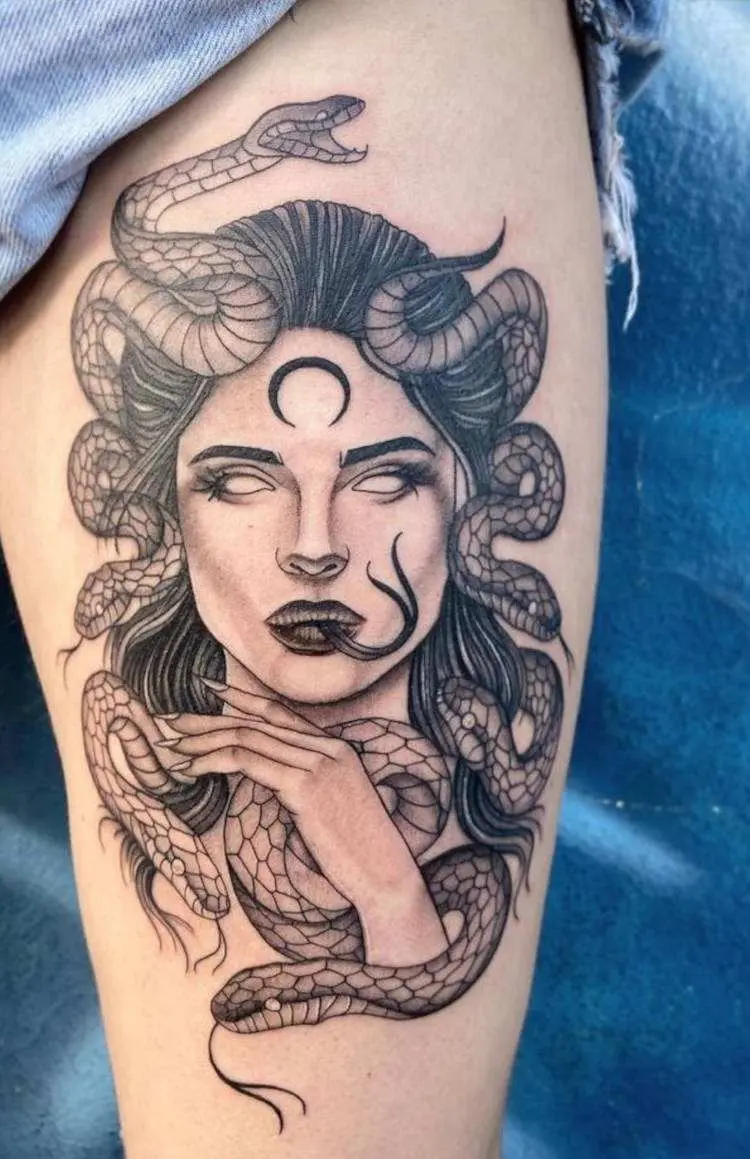 Tatuagem de medusa com boca de serpente na coxa
