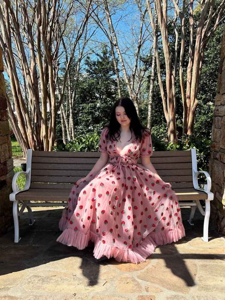 Mulher de pele clara com vestido cottage de morango com babado de tudo 