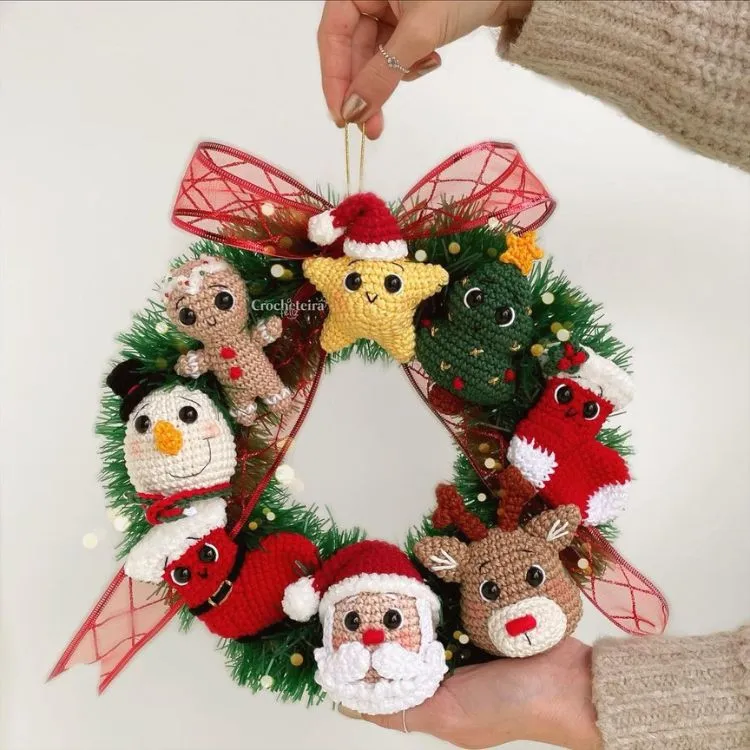 Guirlanda natalina de amigurumi com meia, papai Noel, biscoito, boneco de neve e mais