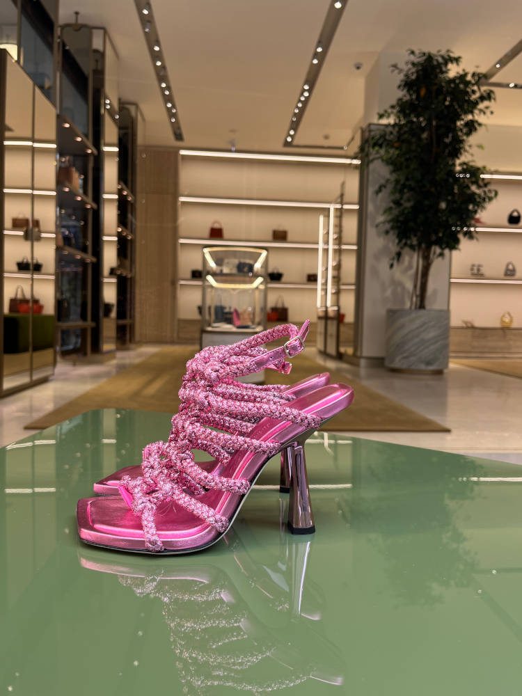 Sandália Jimmy Choo na Vitrine Milão para o Verão 2023