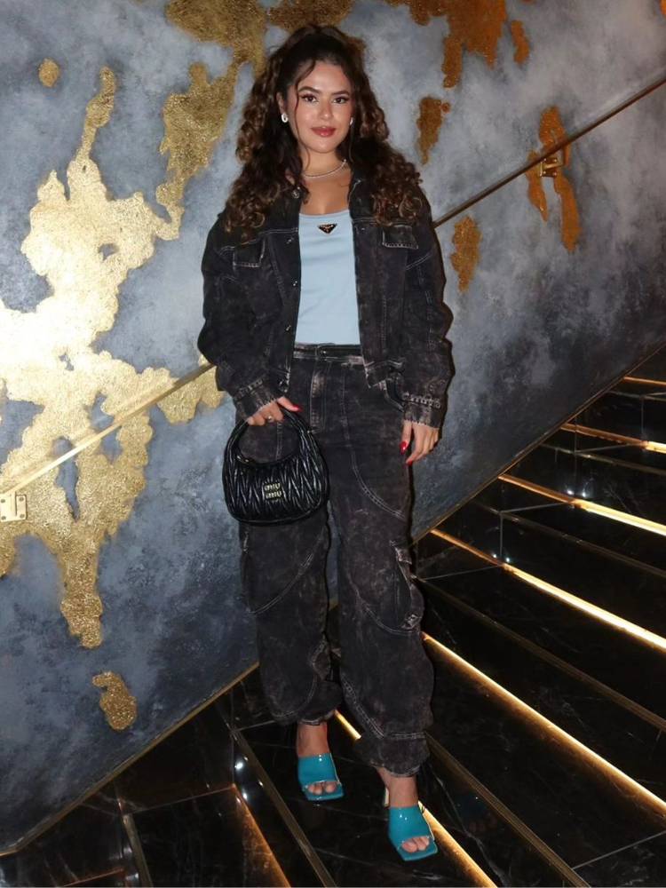 Maisa usando regata branca da Prada com calça cargo e jaqueta jeans