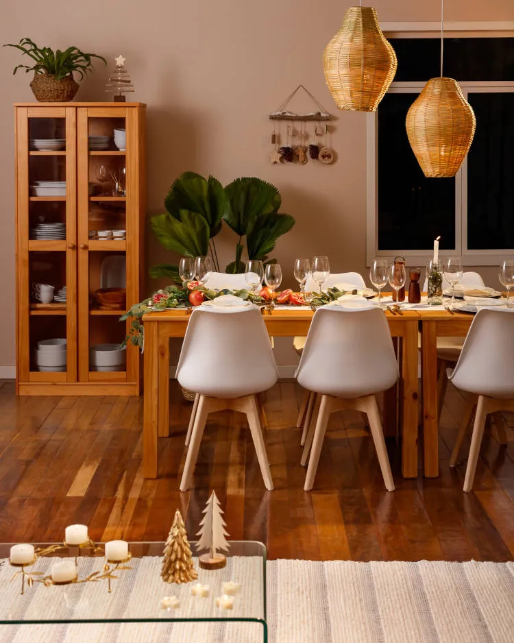 Sala de jantar com decoração do Natal Renovado da Tok&Stok. Sala de jantar com decoração natalina dourada.