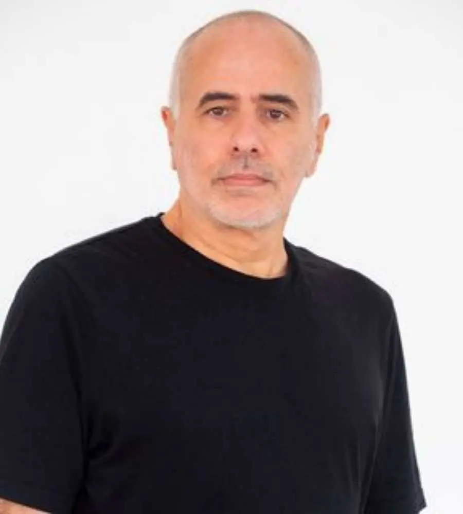 Foto de Rogério Corrêa em fundo branco, escritor da peça "Renoir - A Beleza Permanece".