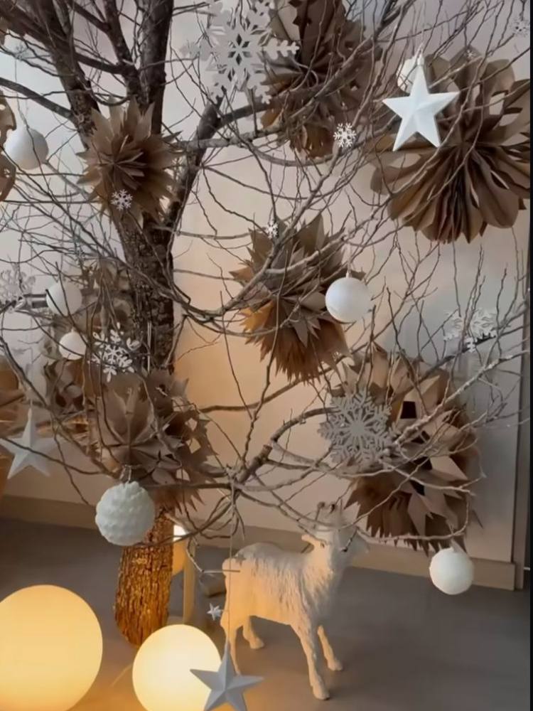 Árvore de Natal feita de galhos e enfeitada com papel kraft