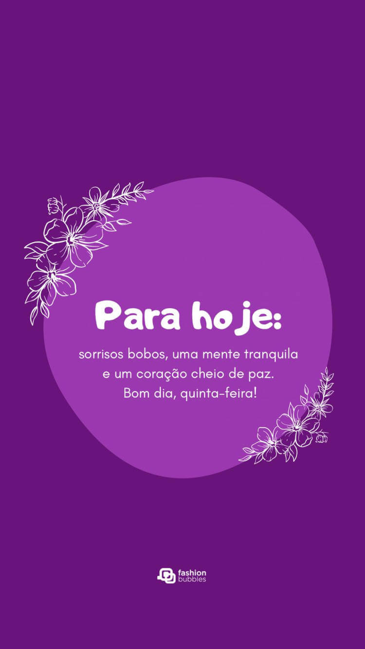 Frase "Para hoje: sorrisos bobos, uma mente tranquila e um coração cheio de paz. Bom dia, quinta-feira!" em fundo roxo com ilustração de flores brancas