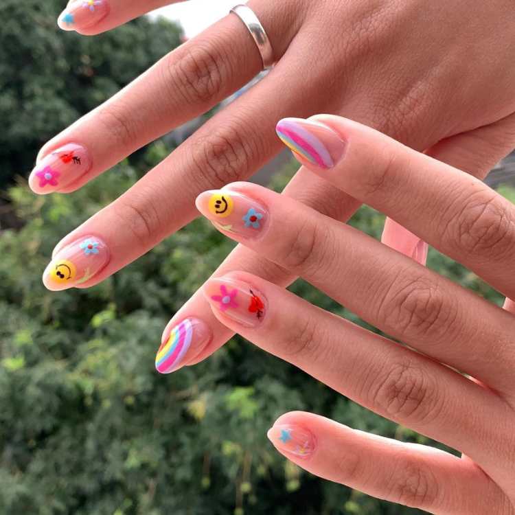 Unhas decoradas com emojis, flores corações para o Carnaval.