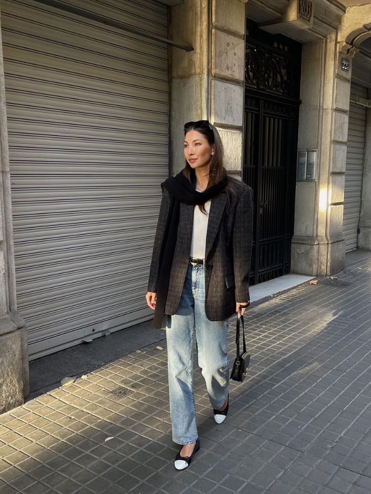 mulher usando blazer, calça jeans e sapatilhas