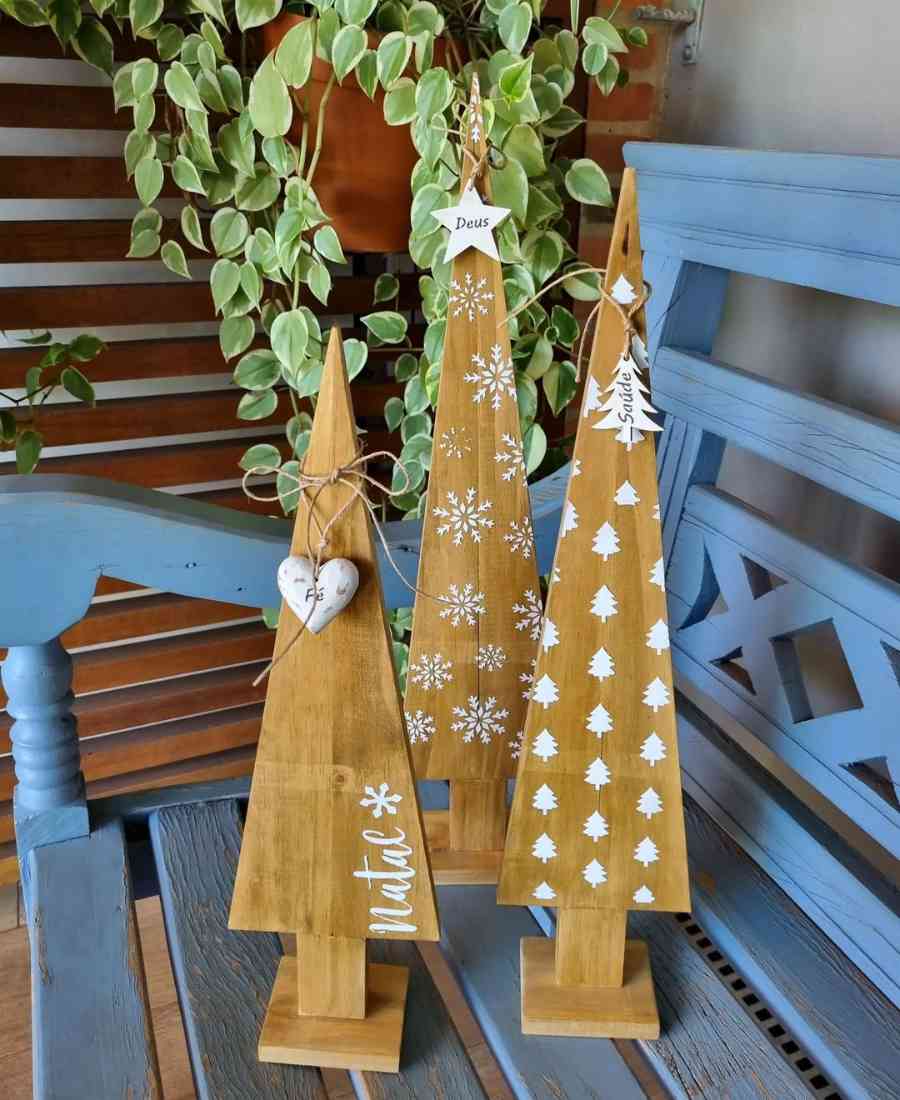 Foto de árvore de natal de madeira.