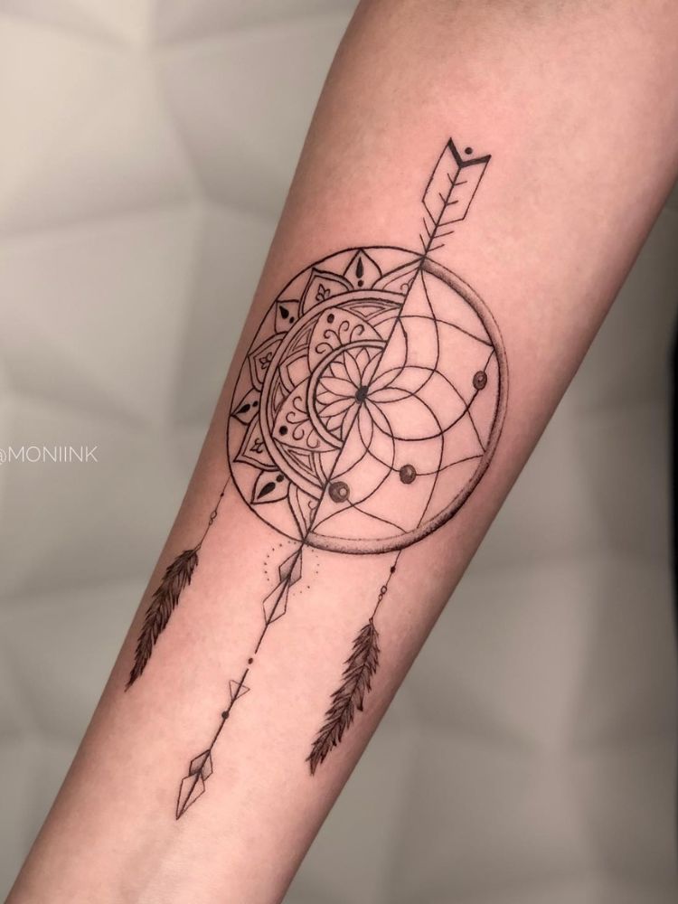 Tatuagem de filtro dos sonhos em fineline no braço