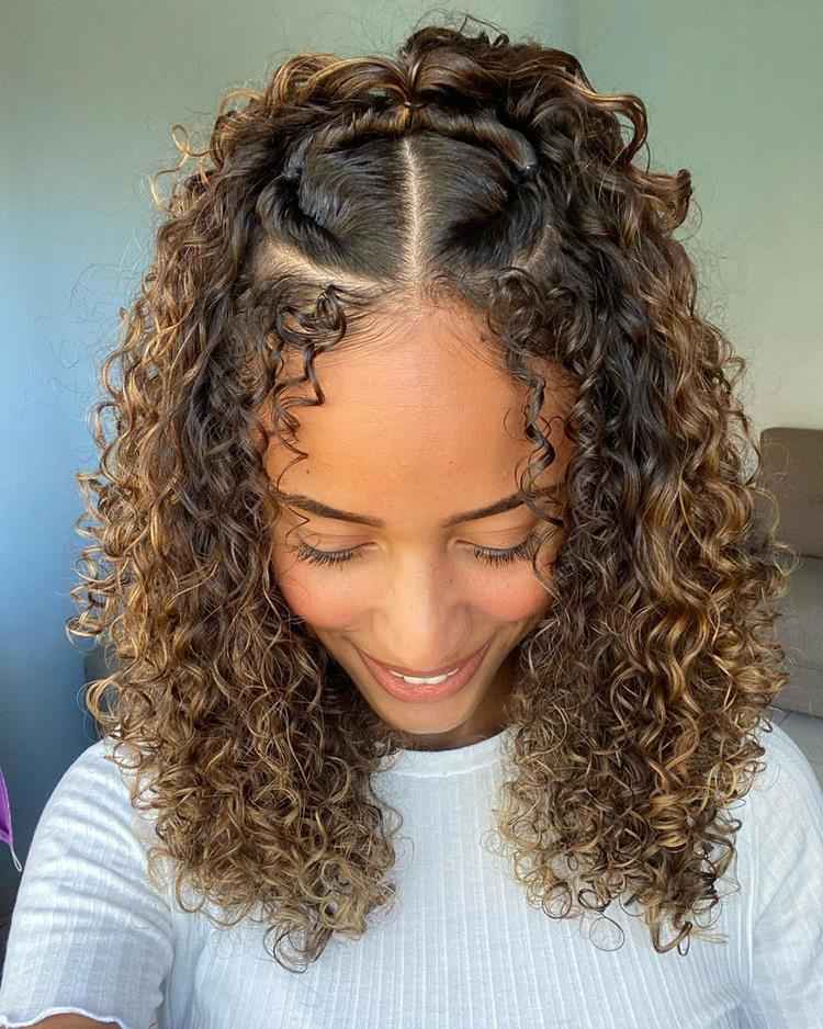 mulher com cabelo iluminado meio preso