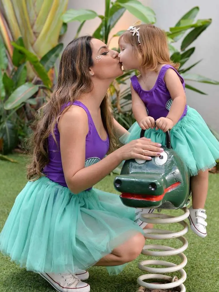 Mãe e filha usando body roxo com conhas e saia de tule verde-agua
