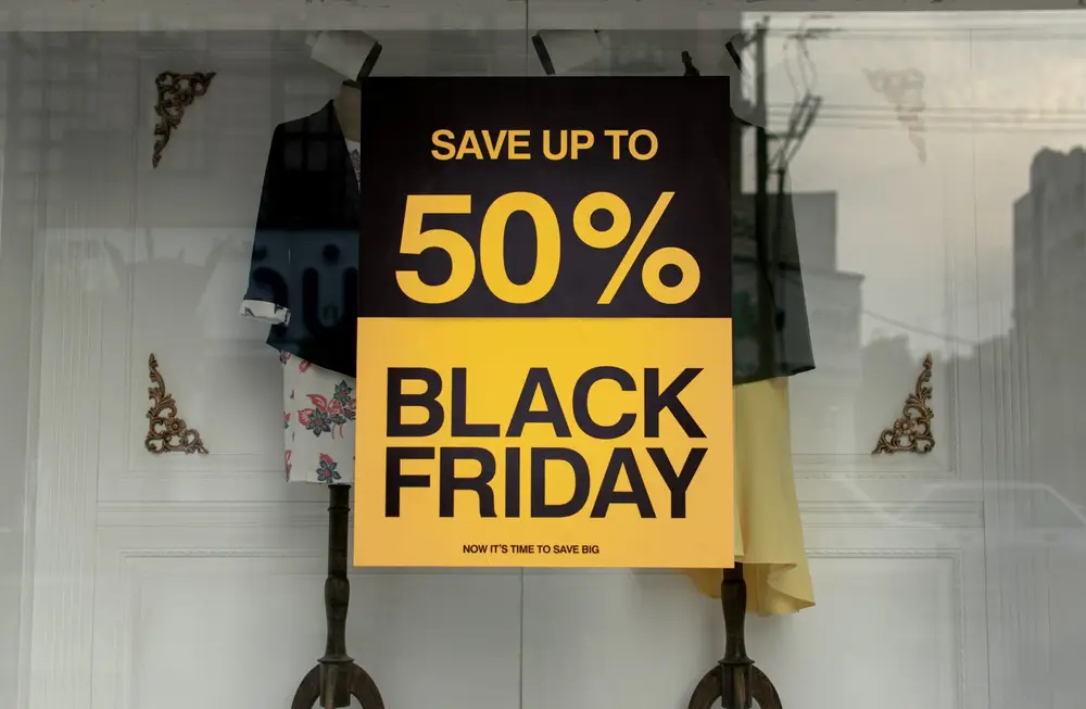 Adesivo com aviso de 50% de desconto na Black Friday em vitrine de loja de roupas
