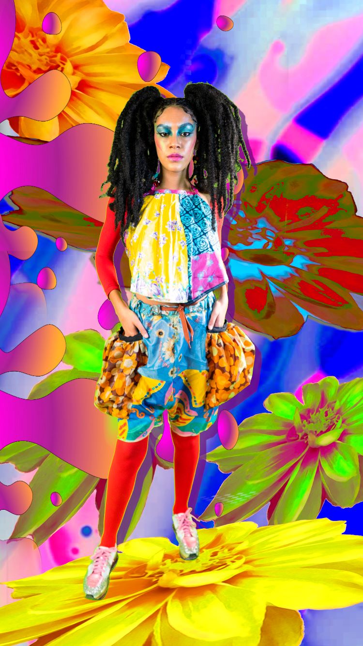 Flores Astrais na Brasil Eco Fashion Week- mulher usa tênis, meia vermelha, bermuda e blusa estampada Flores Astrais na Brasil Eco Fashion Week