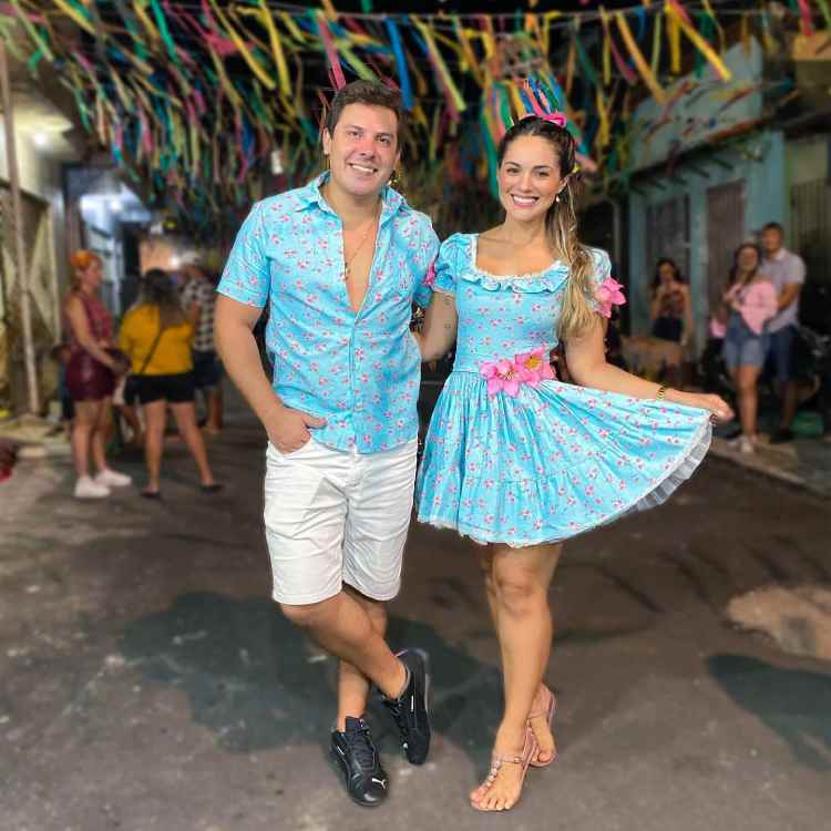 casal com traje de festa junina combinando em tons de azul