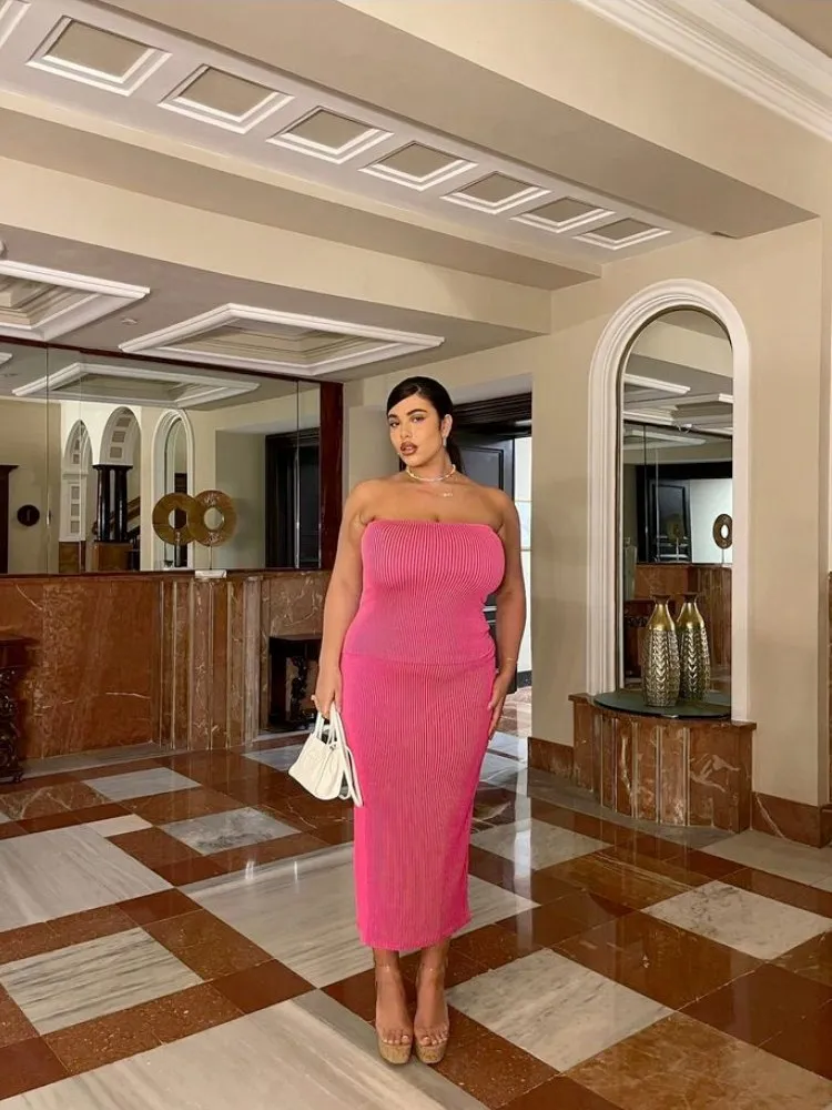 Mulher usando vestido rosa canelado para casamento