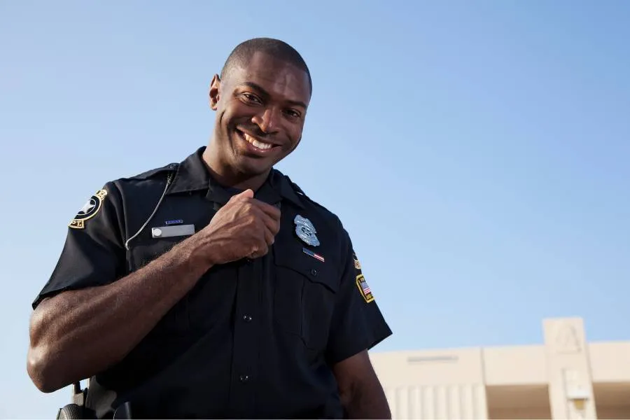 Policial feliz.