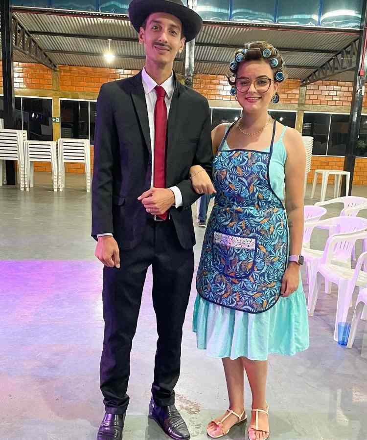 Traje de Dia das Bruxas para namorados: Professor Girafales e Dona Florinda